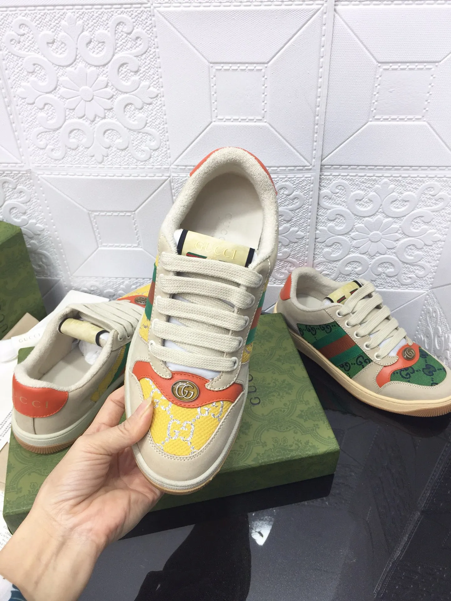 Ex-factory price: 540💰 GUCCI Gucci's newly upgraded back cover lining, top-notch old dirty shoes, classic casual sports shoes for couples, retro sneakers and old G family dirty shoes, updated at the counter simultaneously! ①The shoe upper has the same water-based edge coating process as the original version⚠️The ordinary oil edges on the market have a strong glue feel and are easy to fall off! Grade A first-layer nubuck leather (with pores)/matching computer embroidered double G cloth, high-density terry velvet lining. ② A PVC transparent small round mark sealing line is added to the details of the midsole. The mold is opened six times and the jewelry craftsmanship is used to customize the two-color double G buckle, striving to be the same as the original version. A pair of buttons is more than three times more expensive than ordinary buckles on the market. ③An old two-color washable label, the chip is placed on the outer waist of the right foot, the entire shoe is completely hollowed out with rubber technology, TUP material (rubber to distinguish the market) with the latest green packaging from the counter, 3D printed handbag, and a pair of shoelaces. There is no pressure when entering and exiting the counter. You can buy a 1:1 accurate replica of the original version and modify and upgrade it repeatedly. The details are perfectly restored, the materials are all customized, and they are truly top-notch. Please look at the details clearly to identify the quality. Upper: First-layer frosted cowhide/embroidered double G cloth. Lining: original high-density velvet lining. Foot pads: original pearlescent sheepskin. Outsole: private molded vacuum TPU material. Packaging: original top-grade full set packaging at the counter. Shoe size: women's size 35-40, men's size 39-44 (men's size 38, 45🉑️customized, non-returnable)